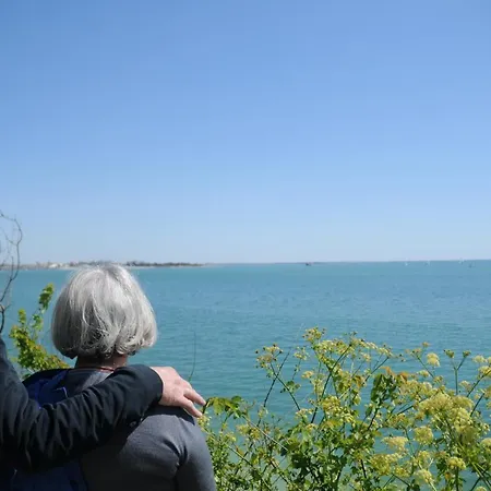 Отель Les Rosiers 3*